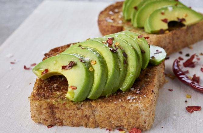 アボカド食べ方:スライスしたアボカドをトーストに