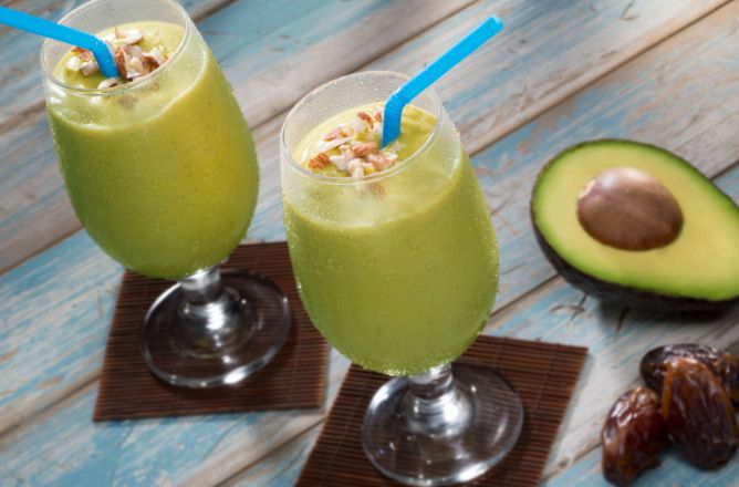 アボカド食べ方:ミキサーにかけてスムージーに
