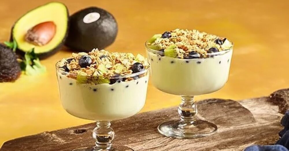 アボカドのギリシャヨーグルト・パフェ