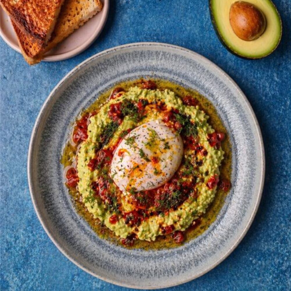 時短で簡単！アボカドのトルコ風ポーチドエッグ